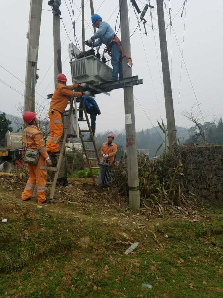 守護(hù)燈火，電力人在行動(dòng)——松桃供電局一線員工春節(jié)保電側(cè)記