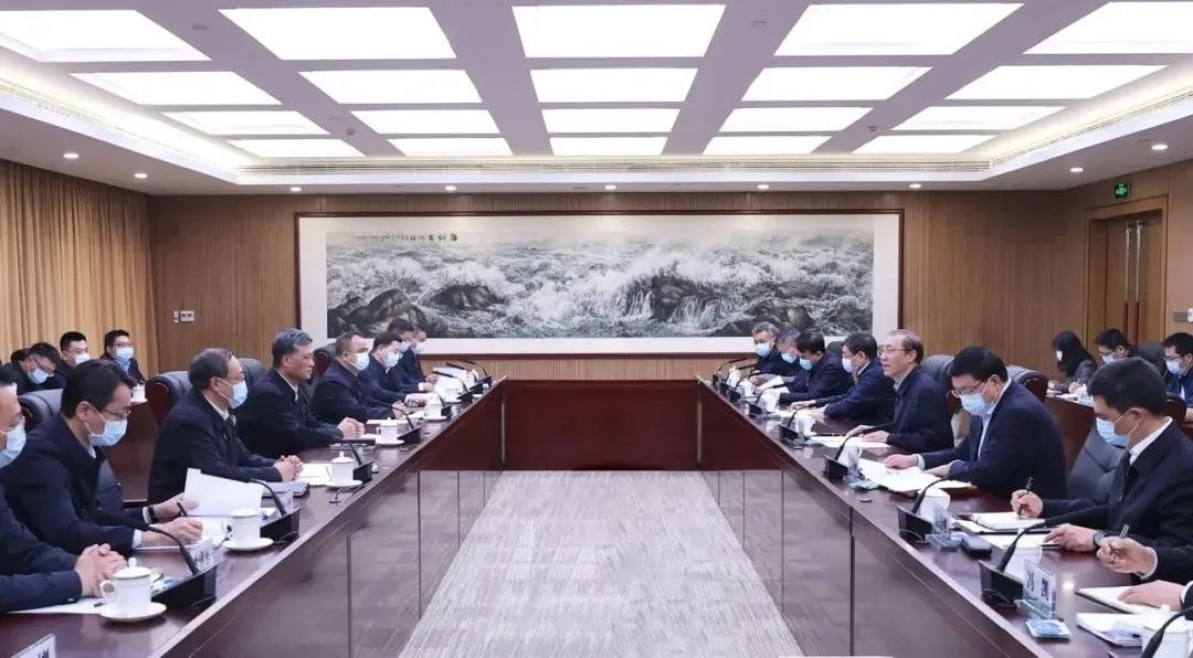 辛保安、張智剛與新疆維吾爾自治區(qū)、新疆生產(chǎn)建設(shè)兵團(tuán)領(lǐng)導(dǎo)會(huì)談