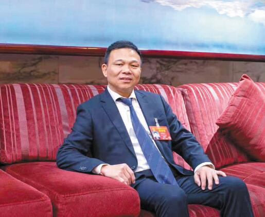 強(qiáng)電網(wǎng)優(yōu)服務(wù) 推動(dòng)城鄉(xiāng)一體化發(fā)展——訪(fǎng)全國(guó)人大代表、奧克斯集團(tuán)有限公司董事長(zhǎng)鄭堅(jiān)江