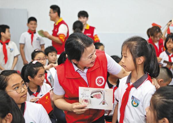浙江永嘉縣紅十三愛(ài)心社25年，幫助4630名貧困學(xué)生
