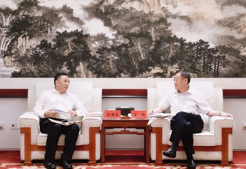 宋海良孫洪水與中國(guó)融通集團(tuán)董事長(zhǎng)溫剛、總經(jīng)理馬正武座談