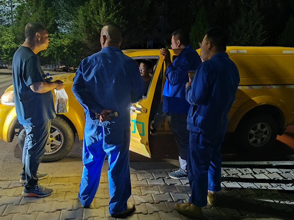 烏海市千里山供電公司千鋼供電所黑夜中的孤勇者，背抵黑暗守護光明