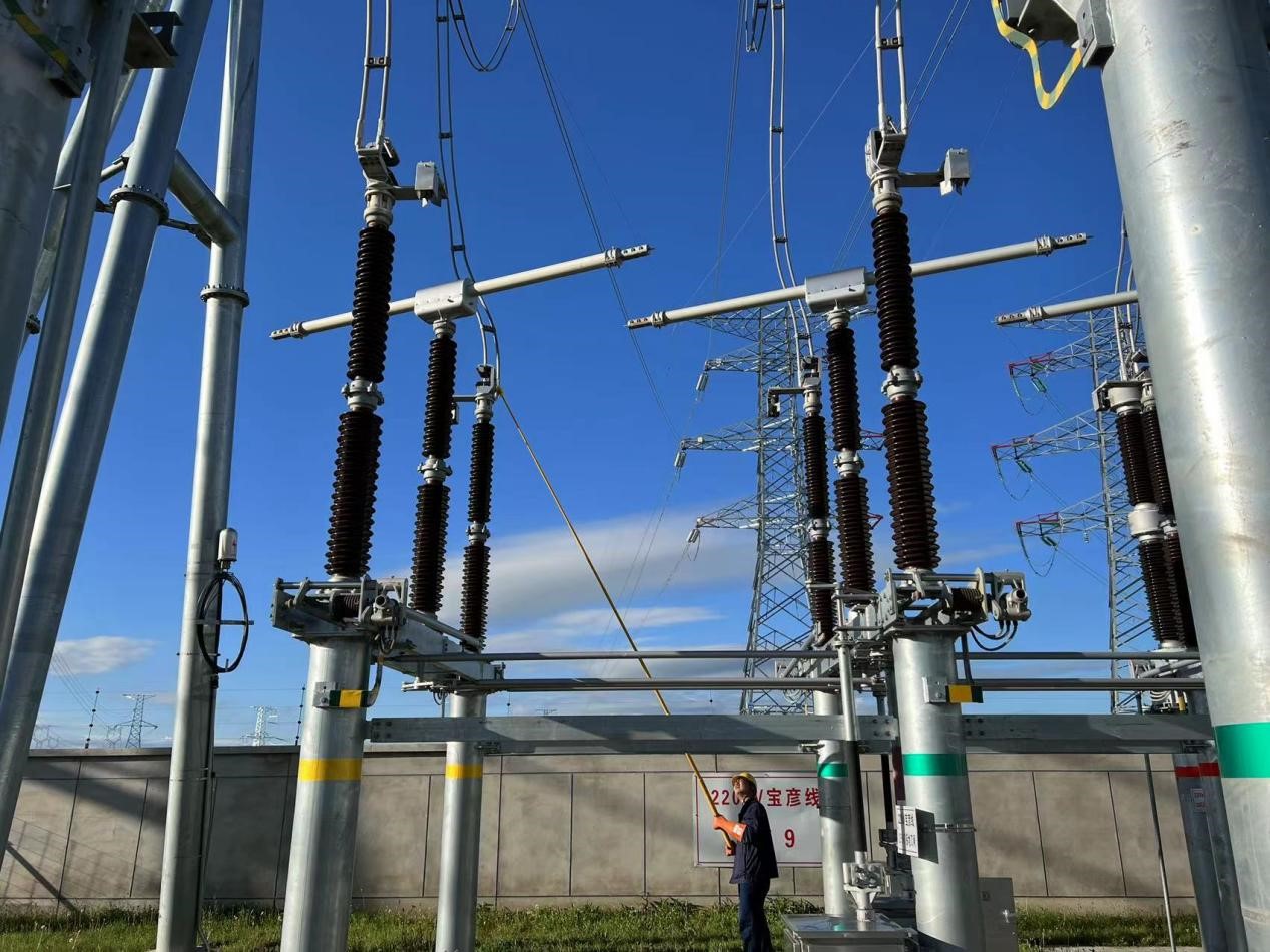 錫林郭勒超高壓供電公司圓滿完成塔寶I、II線間隔啟動(dòng)工作