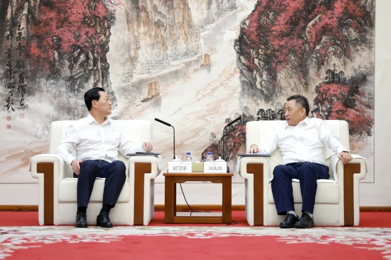 中國(guó)能建黨委書記、董事長(zhǎng)宋海良與朝陽(yáng)市市長(zhǎng)謝衛(wèi)東會(huì)談