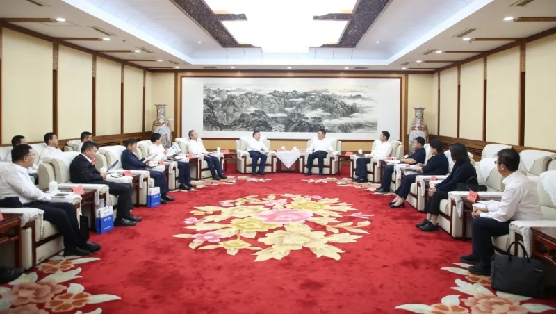 宋海良與內蒙古自治區(qū)黨委常委、呼和浩特市委書記包鋼座談