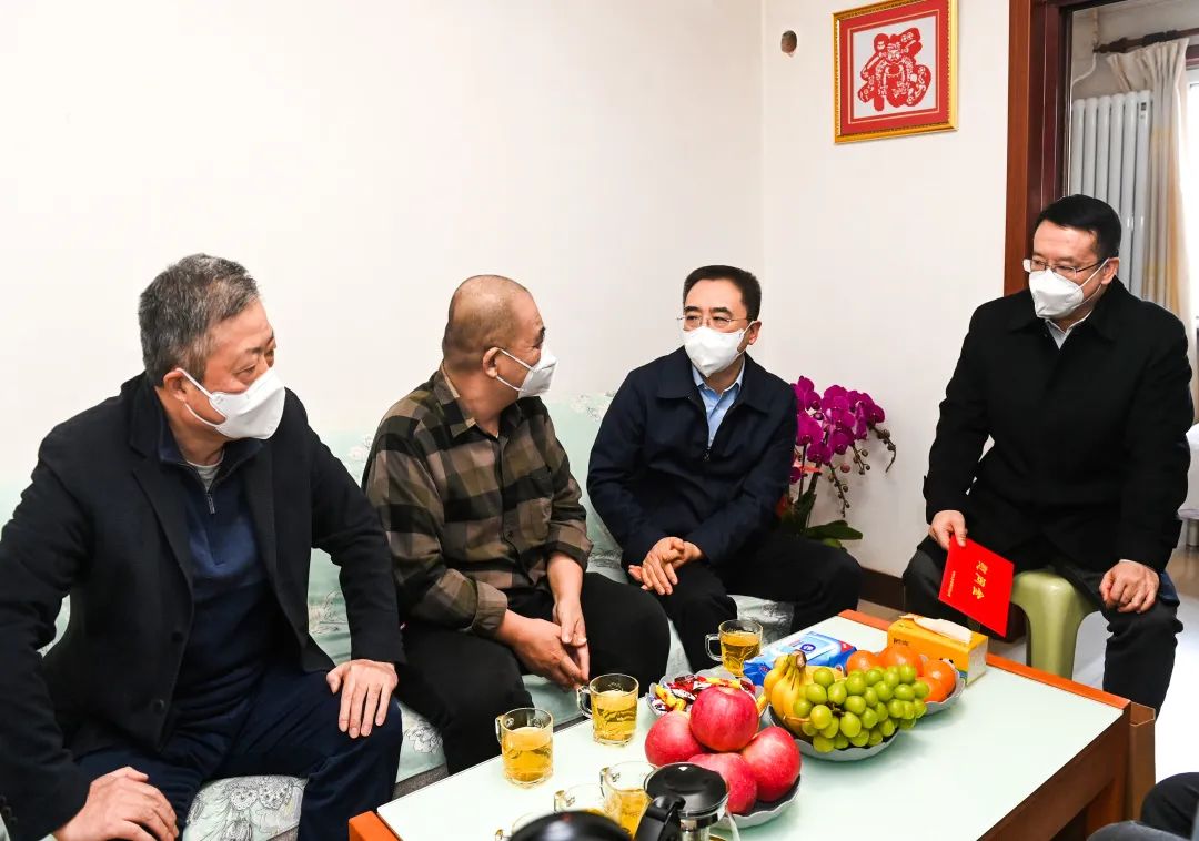 鄒磊、劉明勝走訪慰問退休老領(lǐng)導(dǎo)、勞模遺屬、困難黨員群眾