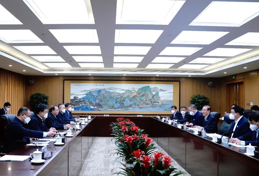 華電集團(tuán)董事長江毅、總經(jīng)理葉向東與國家電網(wǎng)董事長辛保安、總經(jīng)理張智剛舉行會(huì)談