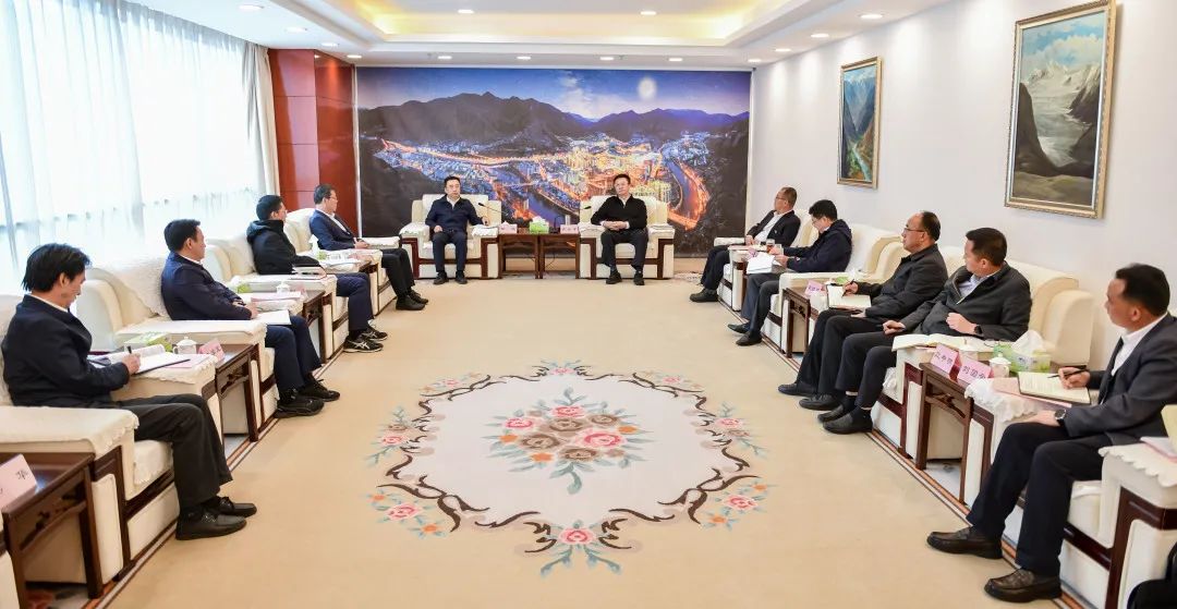 鄒磊與西藏自治區(qū)政府副主席、昌都市委書記龔會(huì)才，昌都市委副書記、市長(zhǎng)羅慶伍會(huì)談