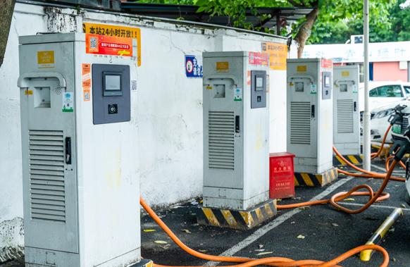 新能源汽車日漸增多，充電樁使用亂象如何管?