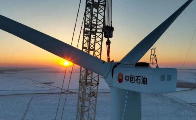 中國石油在建單體規(guī)模最大集中風(fēng)電項(xiàng)目——昂格55萬千瓦風(fēng)電項(xiàng)目首臺(tái)風(fēng)機(jī)成功吊裝！
