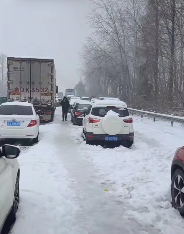 湖北凍雨暴雪導(dǎo)致高速公路堵塞，電動汽車再現(xiàn)“趴窩”