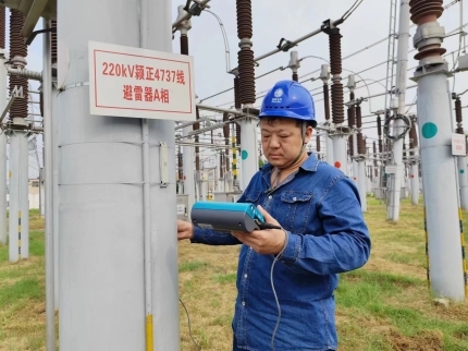 監(jiān)督檢查隱患電桿，全力保障電力安全