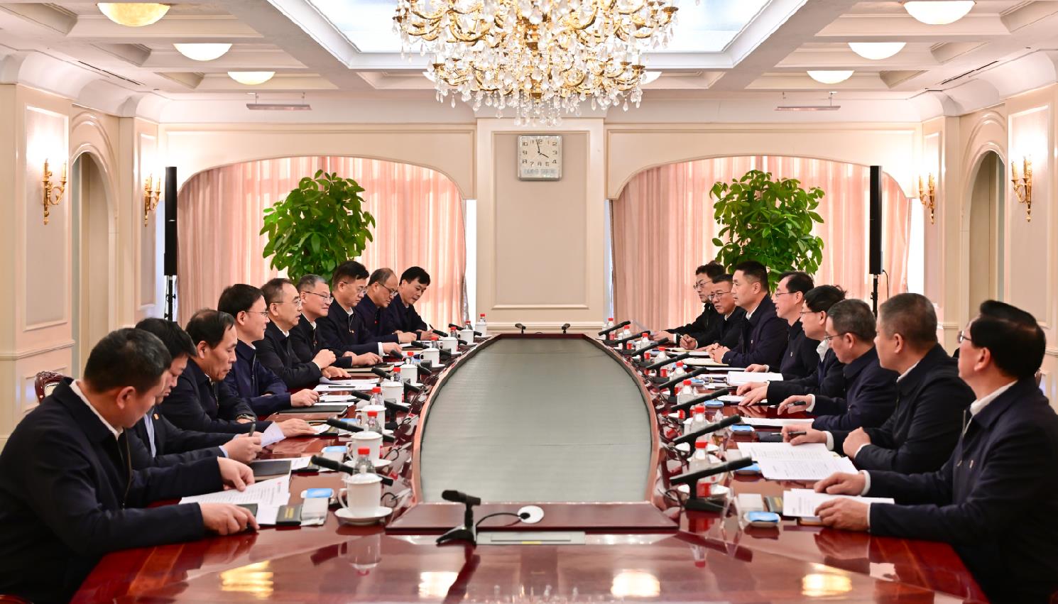 大唐集團(tuán)董事長鄒磊、總經(jīng)理張傳江與中國安能董事長陳奕輝、總經(jīng)理周慶豐會(huì)談