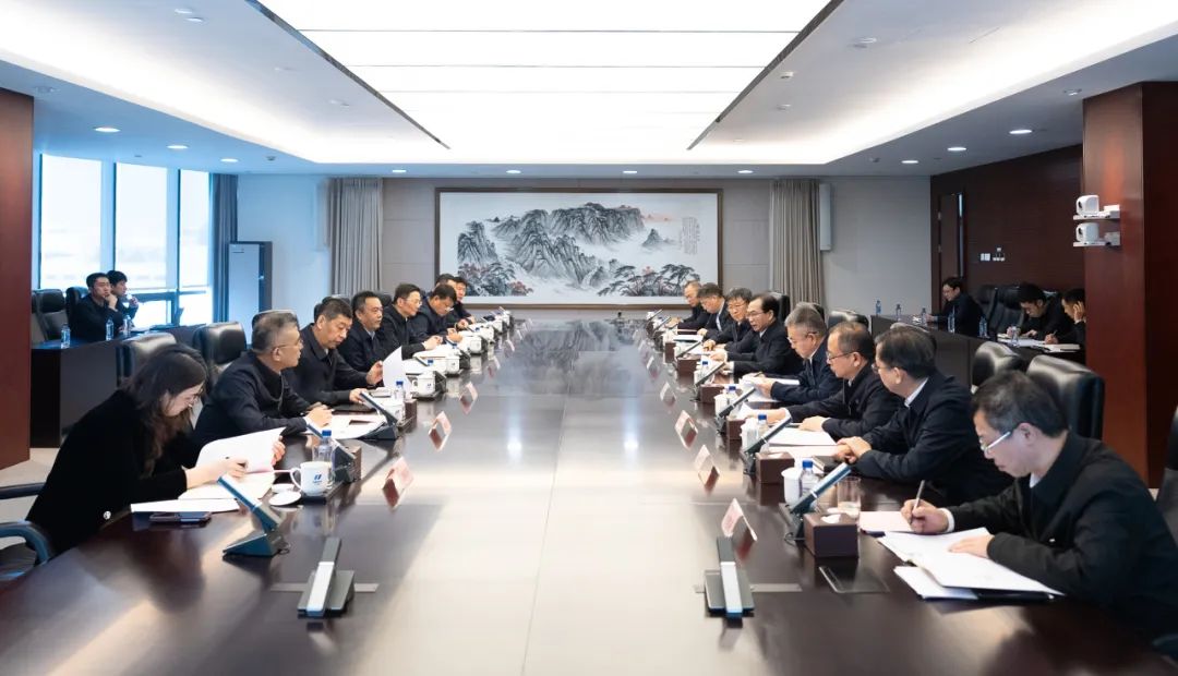 華電集團(tuán)董事長江毅、總經(jīng)理葉向東與哈電集團(tuán)董事長曹志安、總經(jīng)理黃偉舉行會談