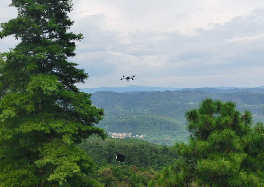 無人機“飛”越陡坡，山地光伏施工提速