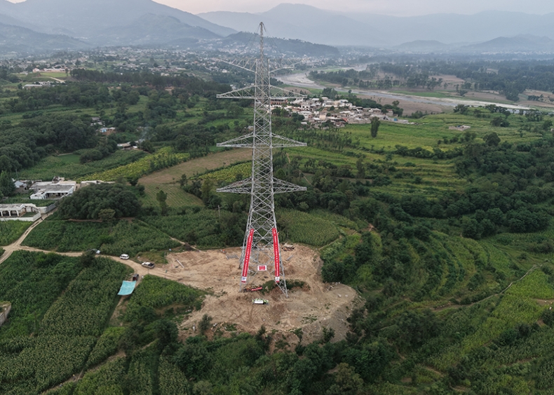 巴基斯坦達(dá)蘇765千伏輸電線路首基鐵塔組立